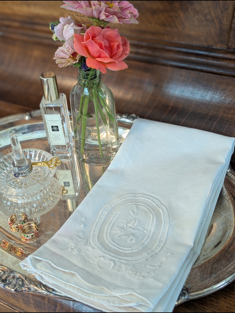 Madeira White Linen Guest Towels Set of 2 Embroidered Medallion Scalloped VTG